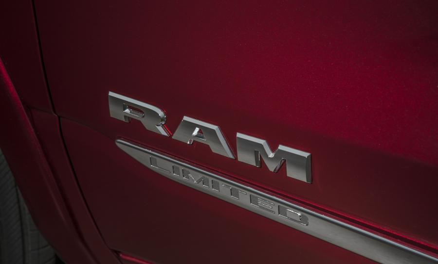 Логотип Ram 1500 Limited Crew Cab (DT) 2018 года  (фото 14 из 40)